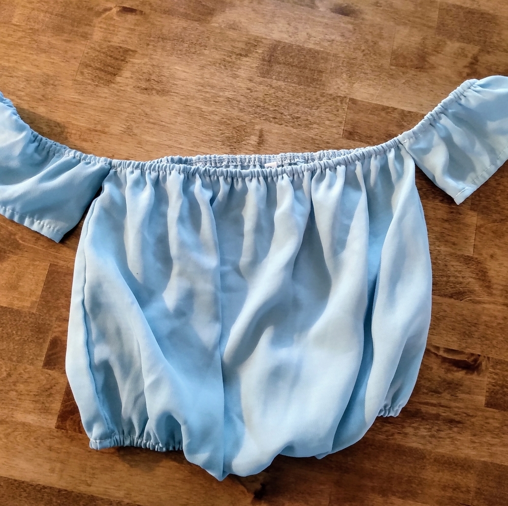 🌼 Light blue off the shoulder crop top